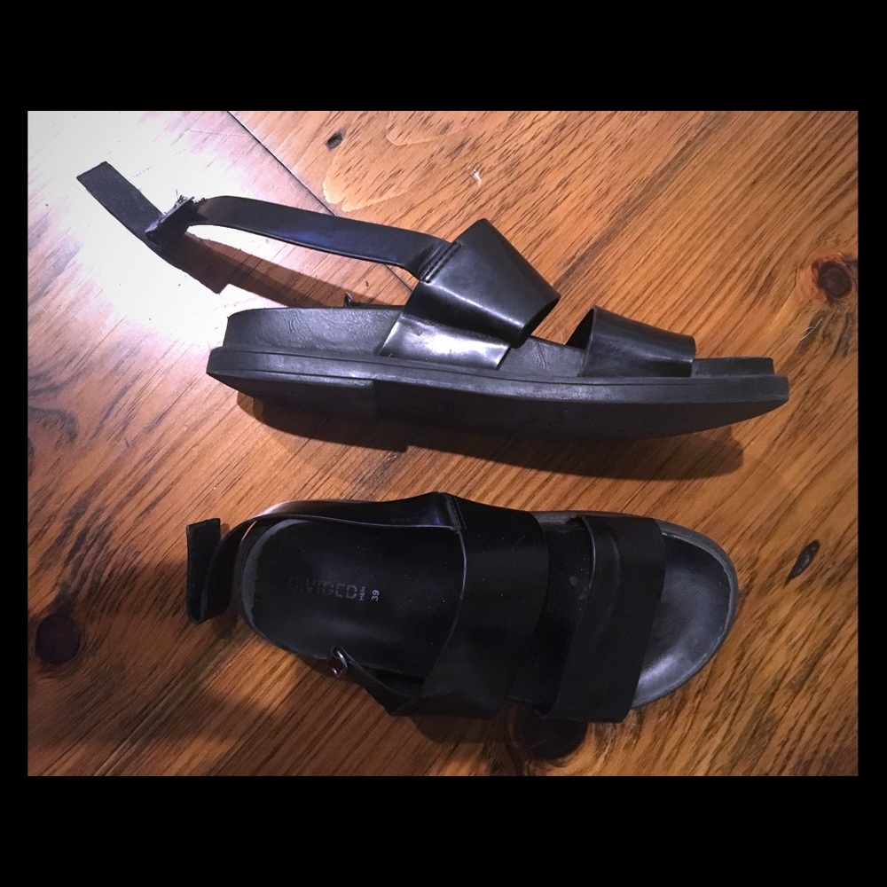 Double-strap black sandals with back strap